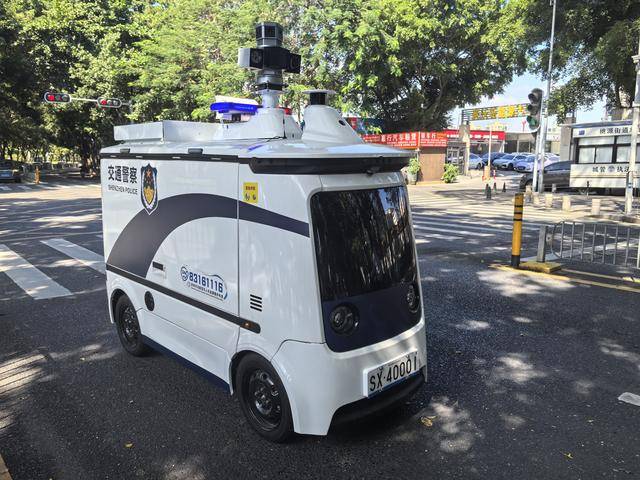 深圳交警“黑科技”再升级！首台多功能无人巡检车“上岗”