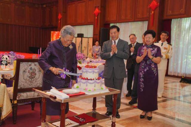 连续有两位国王访华<strong></p>
<p>欧易okex</strong>，其中一位是建交以来首访，证明了什么？