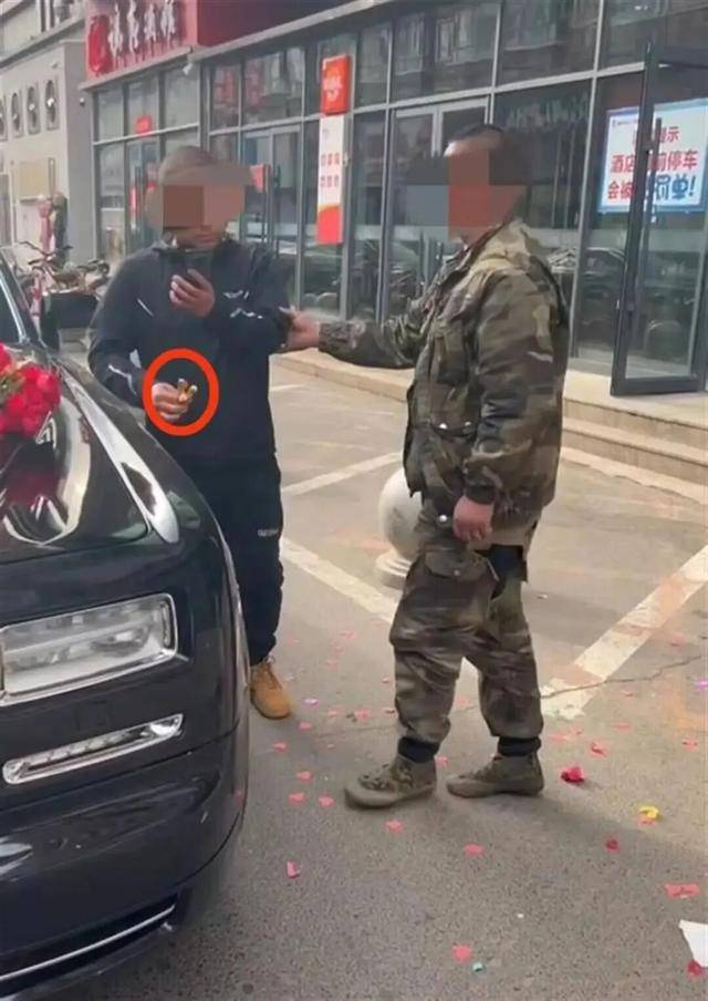 婚车遭拦截索要50条烟作为喜钱<strong></p>
<p>欧易okex</strong>，双方僵持1小时，新人无奈打车离去！