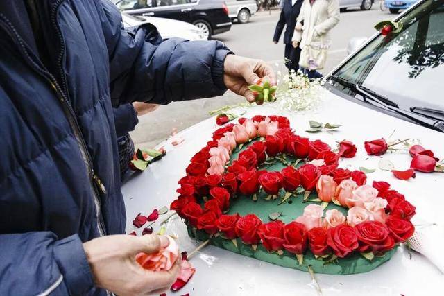 婚车遭拦截索要50条烟作为喜钱<strong></p>
<p>欧易okex</strong>，双方僵持1小时，新人无奈打车离去！