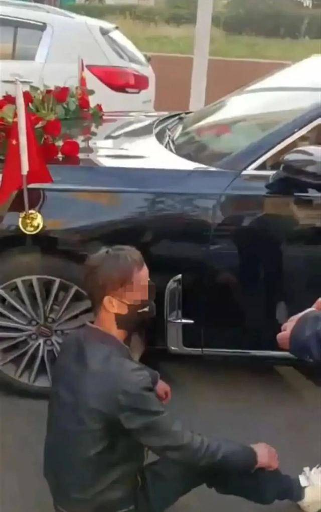 婚车遭拦截索要50条烟作为喜钱<strong></p>
<p>欧易okex</strong>，双方僵持1小时，新人无奈打车离去！