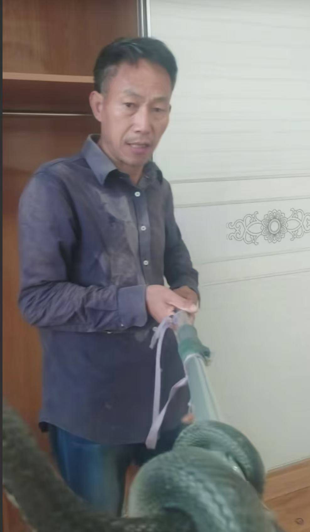 “蛇被我甩开了<strong></p>
<p>欧易更新</strong>，没完全注射毒液”，湖南直播抓蛇被咬伤网红被警方拘留后发声道歉