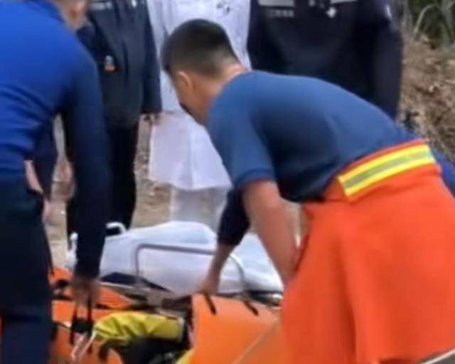 “我来个跳的”！女驴友不慎摔下巨石<strong></p>
<p>欧易老板</strong>，目击者：粉碎性骨折