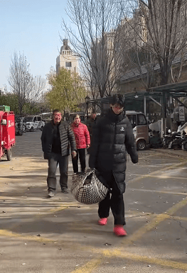 担心烧煤取暖不安全<strong></p>
<p>欧易老板</strong>，山东济宁17岁男孩偷偷接爷爷奶奶进城，父亲点赞：比我做得强