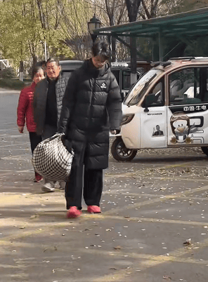 担心烧煤取暖不安全<strong></p>
<p>欧易老板</strong>，山东济宁17岁男孩偷偷接爷爷奶奶进城，父亲点赞：比我做得强