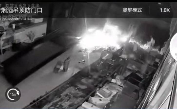 多名男子开越野车撞开烟酒店大门行窃<strong></p>
<p>注册欧易</strong>，失主报案称损失超20万元，警方回应