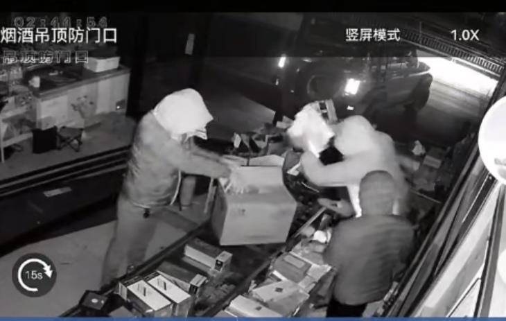 多名男子开越野车撞开烟酒店大门行窃<strong></p>
<p>注册欧易</strong>，失主报案称损失超20万元，警方回应