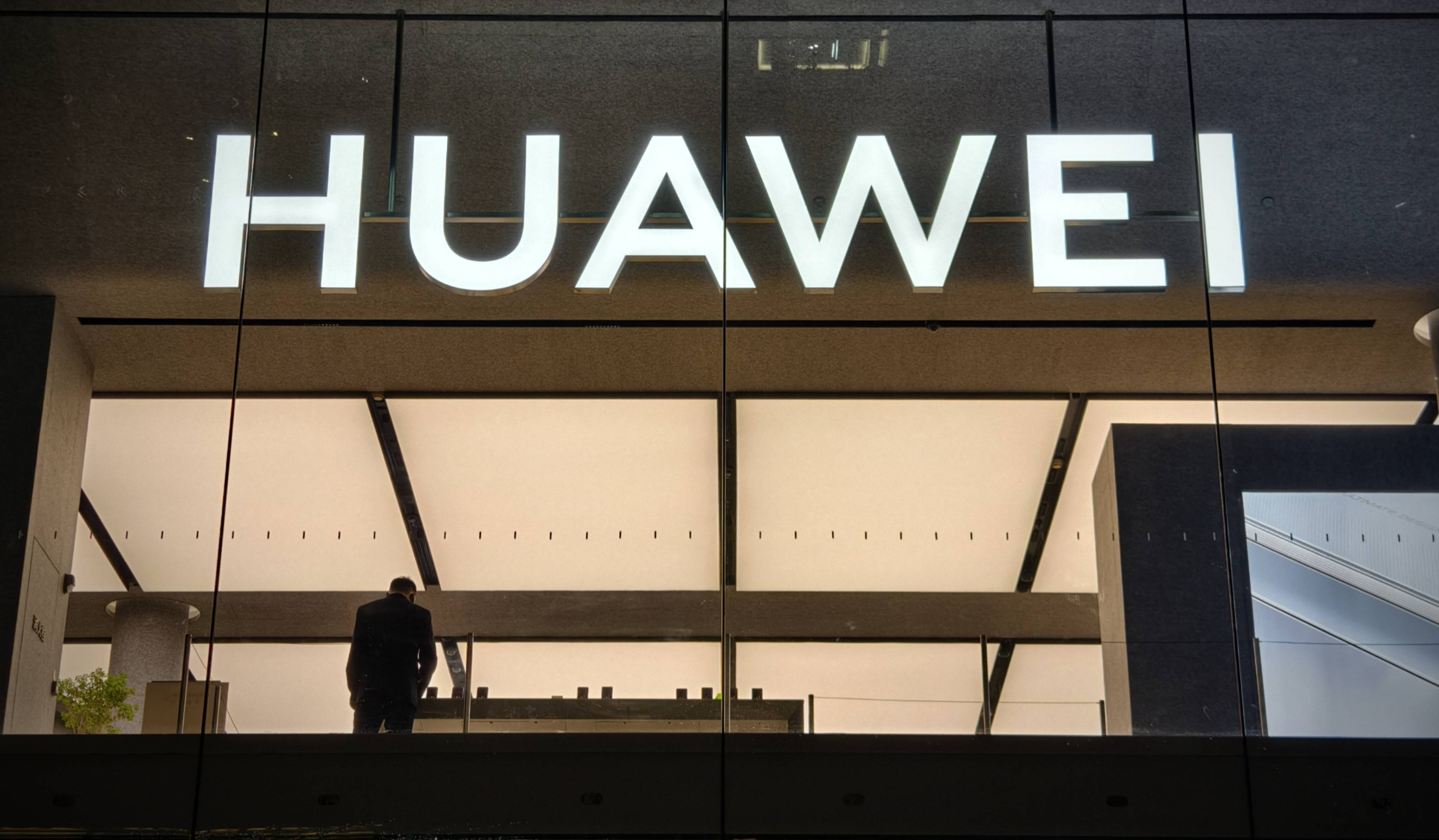 独家｜华为Mate80首批备货30万台左右<strong></p>
<p>欧意</strong>，渠道商称“定价很有魄力”