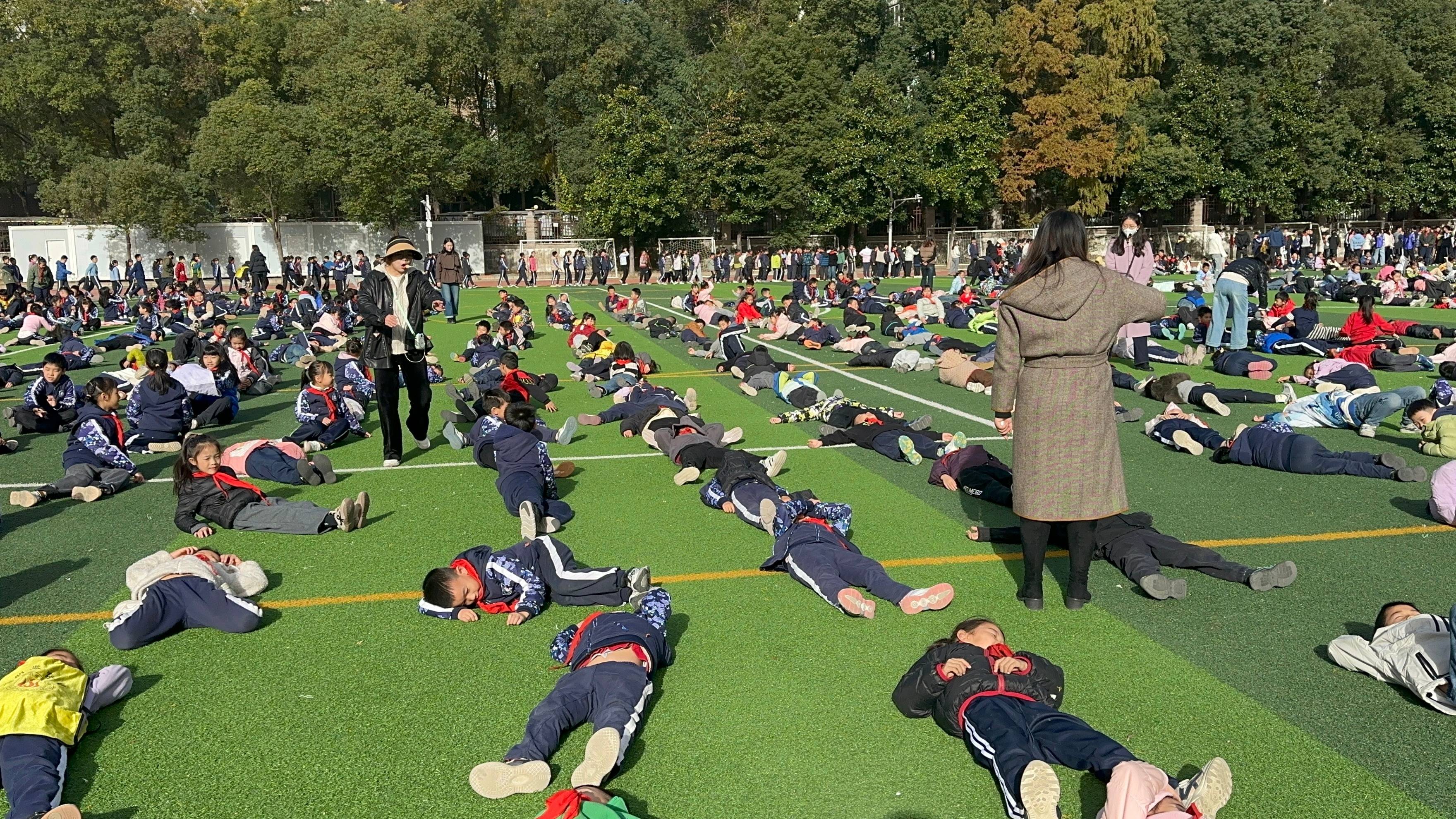 武汉一学校大课间秒变大型“晒娃”现场<strong></p>
<p>欧意钱包</strong>，1700名学生乐得在操场上打滚，乐在其中