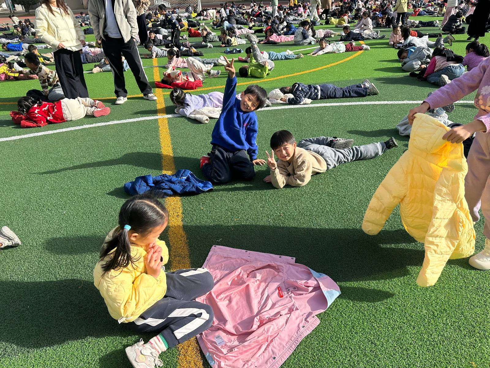 武汉一学校大课间秒变大型“晒娃”现场<strong></p>
<p>欧意钱包</strong>，1700名学生乐得在操场上打滚，乐在其中