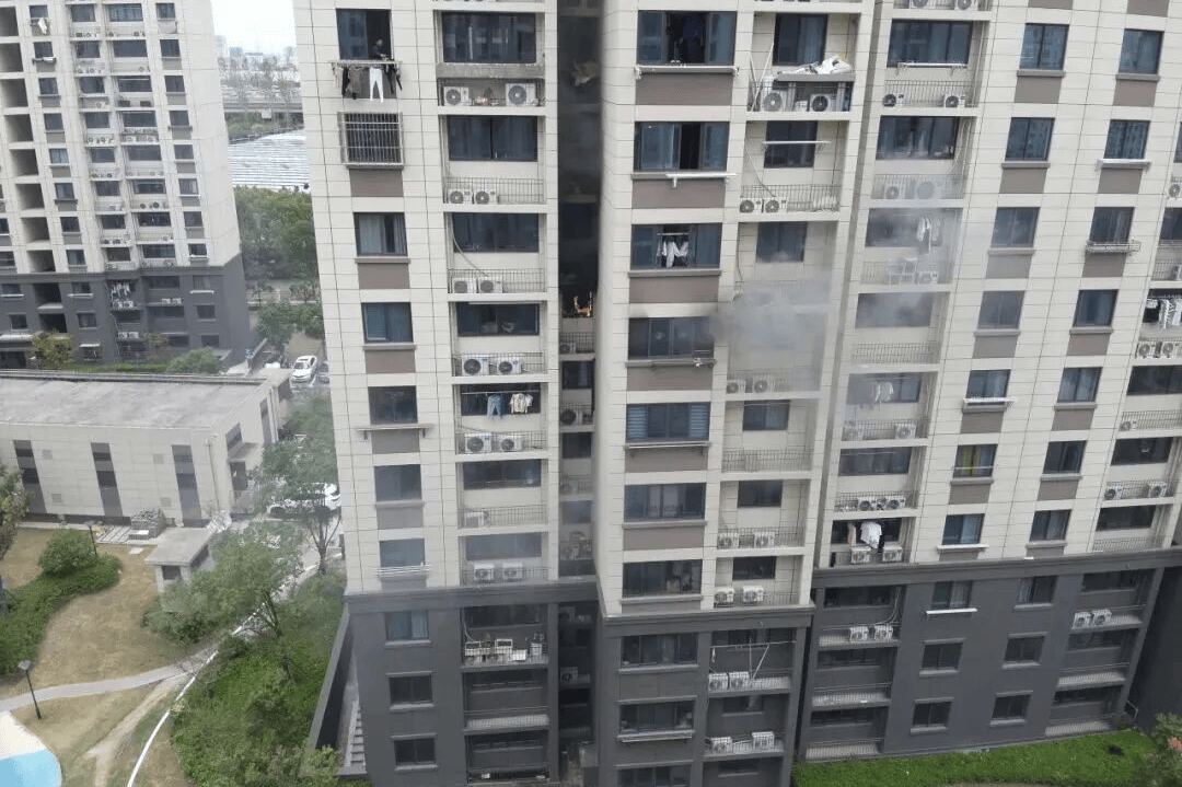 夜晚<strong></p>
<p>数字货币交易平台</strong>，办公楼12层突冒火光！一个动作险酿大祸，监控还原真相