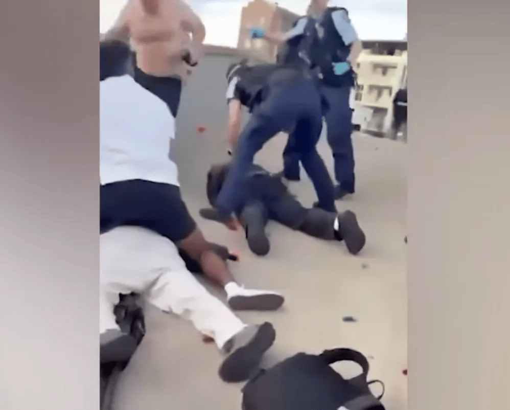 澳大利亚海滩枪击事件两名枪手为父子关系<strong></p>
<p>数字货币交易所</strong>，父亲50岁，儿子24岁！一名路人冒险夺枪反击，身中两弹，需接受手术