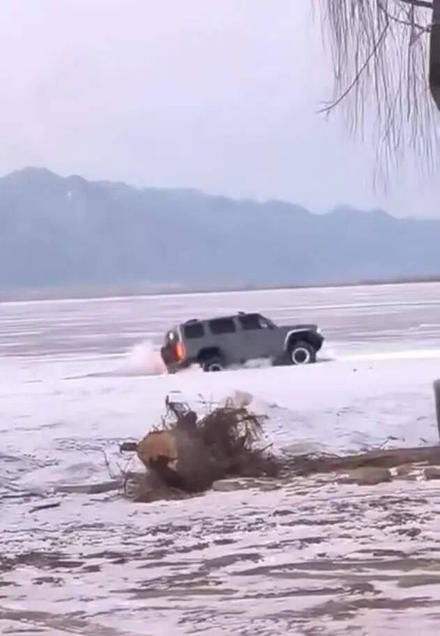 河北一越野车在水库冰面练漂移<strong></p>
<p>数字货币交易所</strong>，冰层突然破裂，车轮落水被冻6小时，找来吊车深夜将车吊出