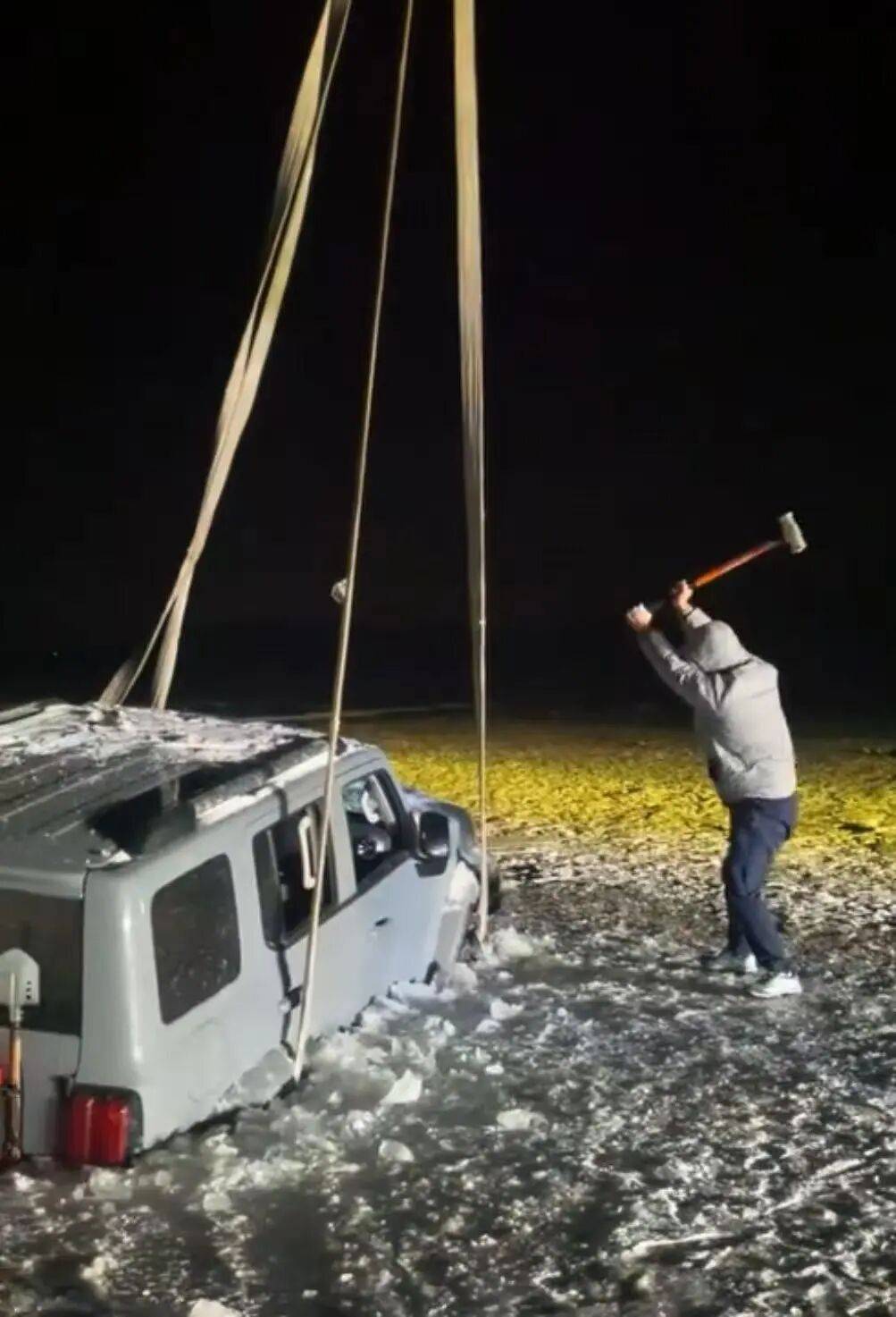 河北一越野车在水库冰面练漂移<strong></p>
<p>数字货币交易所</strong>，冰层突然破裂，车轮落水被冻6小时，找来吊车深夜将车吊出