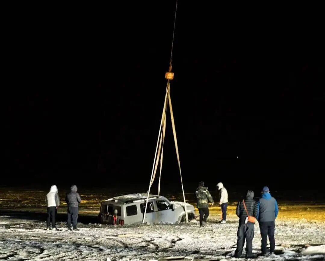河北一越野车在水库冰面练漂移<strong></p>
<p>数字货币交易所</strong>，冰层突然破裂，车轮落水被冻6小时，找来吊车深夜将车吊出