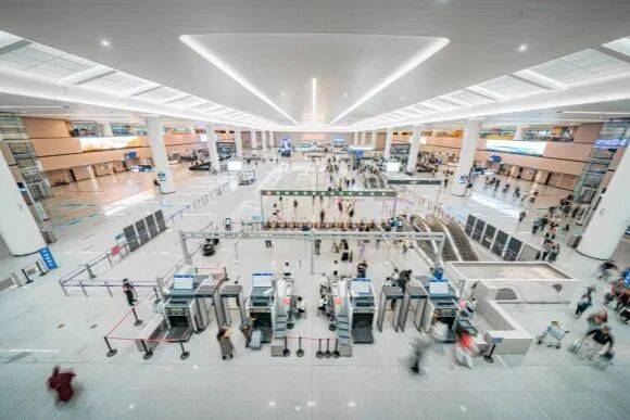 “破界”成都：两千万常住人口脚下的轨道新路