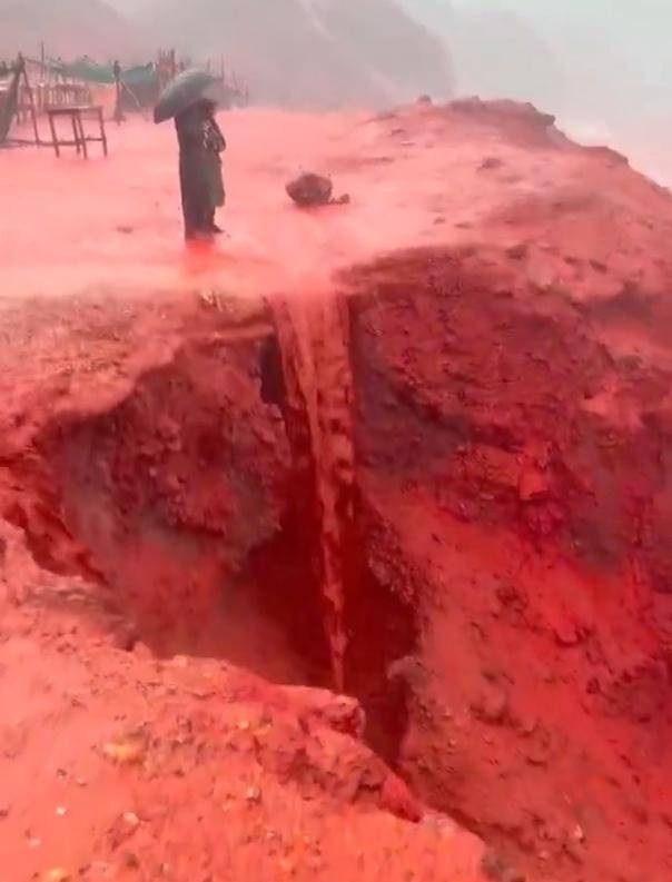 罕见！伊朗霍尔木兹岛遭遇强降雨<strong></p>
<p>数字化货币</strong>，部分海域变成“血色海洋”