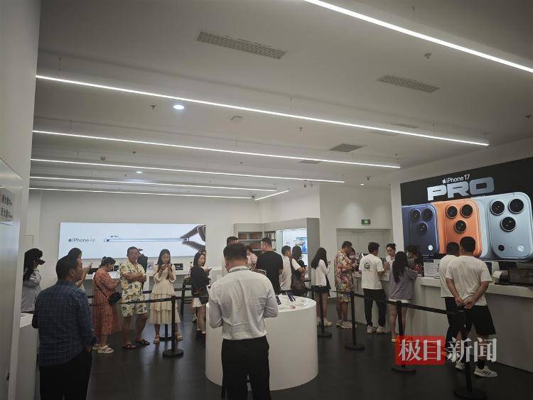 海南封关首日实探三亚免税城：免税价叠加消费券，苹果手机最高可减1000元