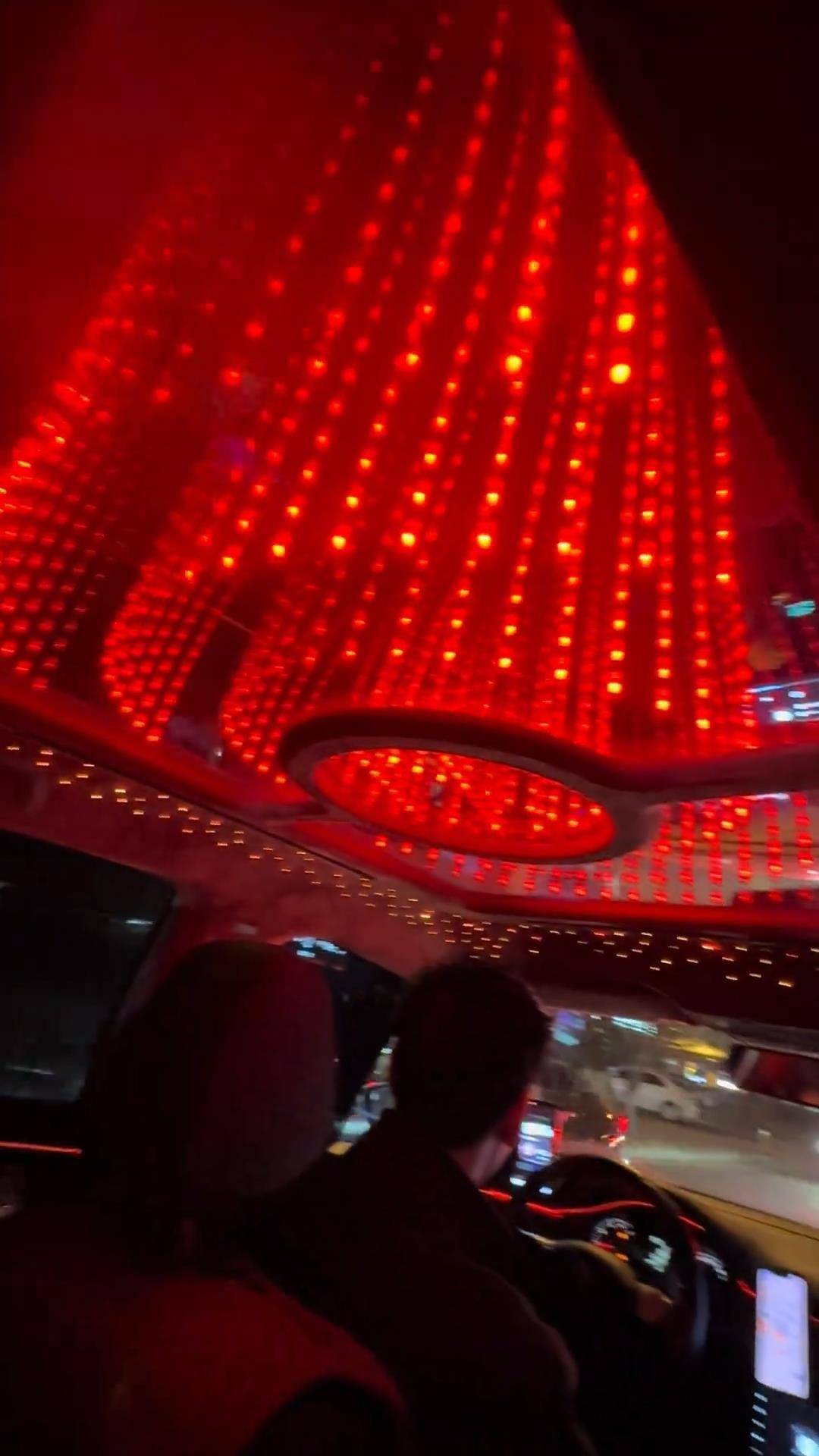 长春一女子打车遇“最炫出租车”<strong></p>
<p>虚拟币</strong>，车顶被改装为绚丽星空顶，网友：打车竟然打到了移动KTV