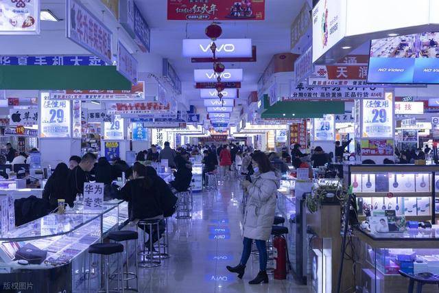 “直接崩了”<strong></p>
<p>虚拟货币投资</strong>，价格断崖式下跌！商户：销量跌了60%都不止