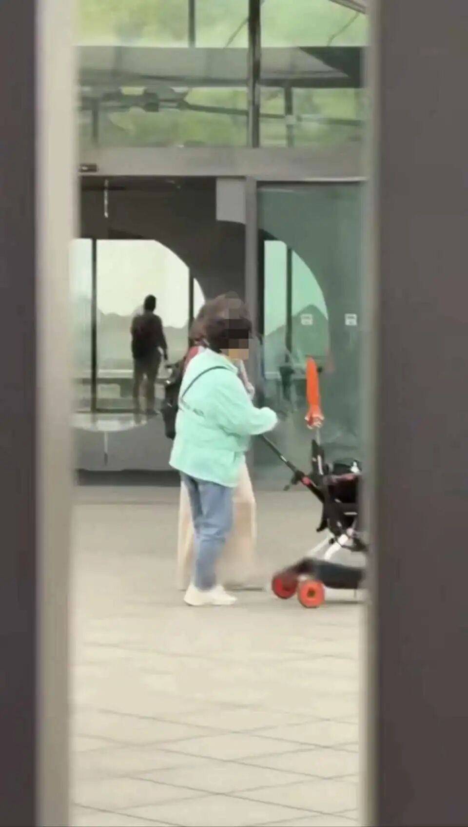 网友拍到苏州博物馆例行闭馆日有人参观，质疑有群体在特殊时段享受特殊待遇；馆方回应：当日馆内游客系该馆工会组织的员工活动场