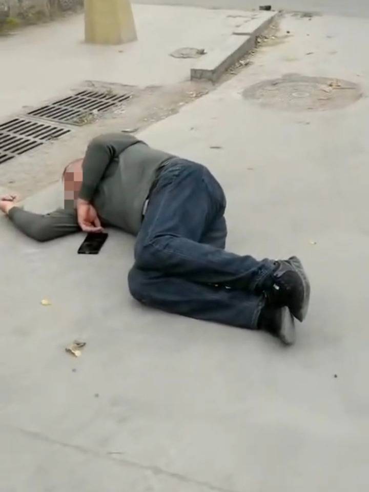 山东曹县一男子称参加喜宴遭人殴打，打人者是城管队员，当事人说没动手
