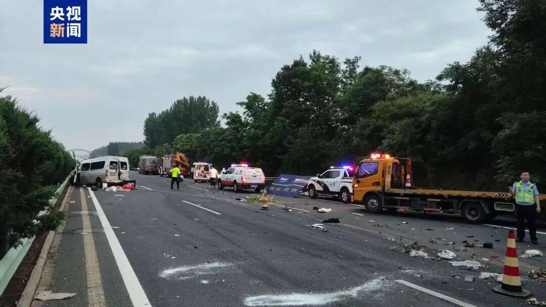 客车（核载9人，实载16人）追尾前方半挂货车致13死3伤，车主已被公安机关控制