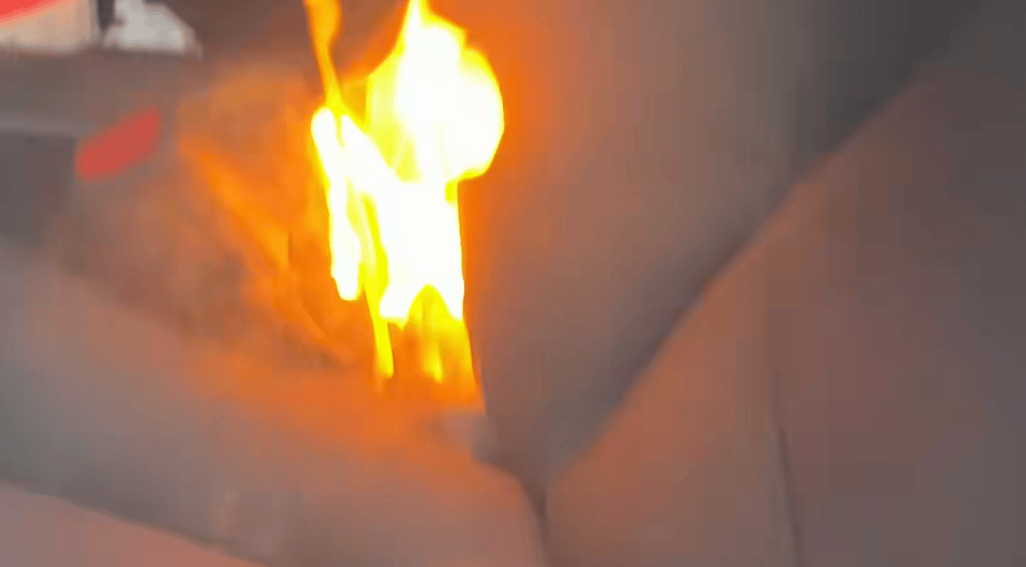 “我屁股底下冒火！”女子驾车时座椅下突然蹿出火苗<strong></p>
<p>虚拟货币投资平台</strong>，蹿至腰部以上位置……上海消防揪出元凶